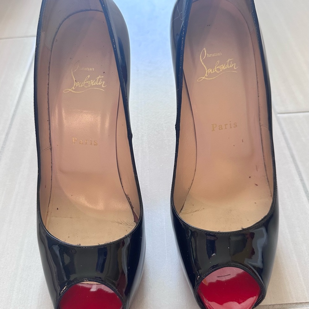 Christian Louboutin's iconic red sole. Head turning Black heels - Picture 6 of 11
